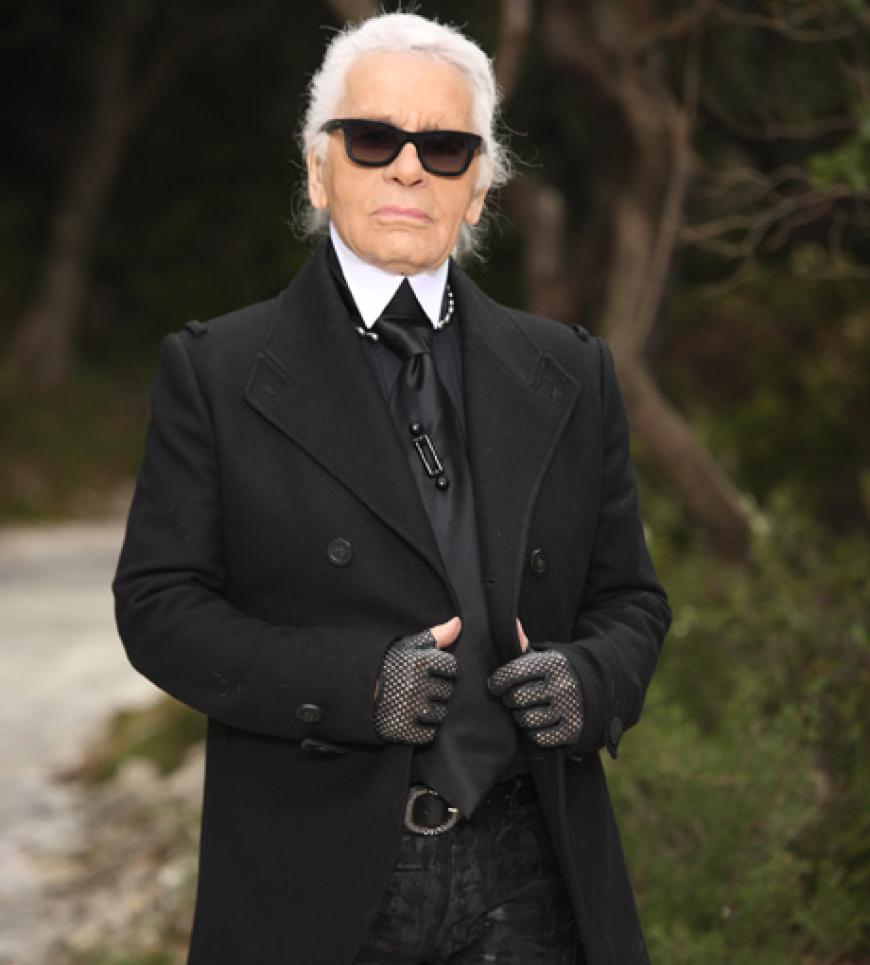 Karl Lagerfeld sorgte mit seiner Show für Erstaunen. Denn er brachte eine klare, politische Botschaft mit ...
