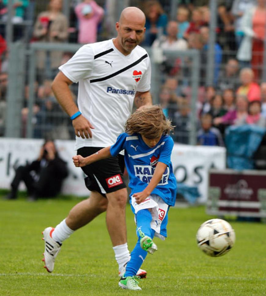 Damian zeigt den Zuschauern sein Fußball-Talent