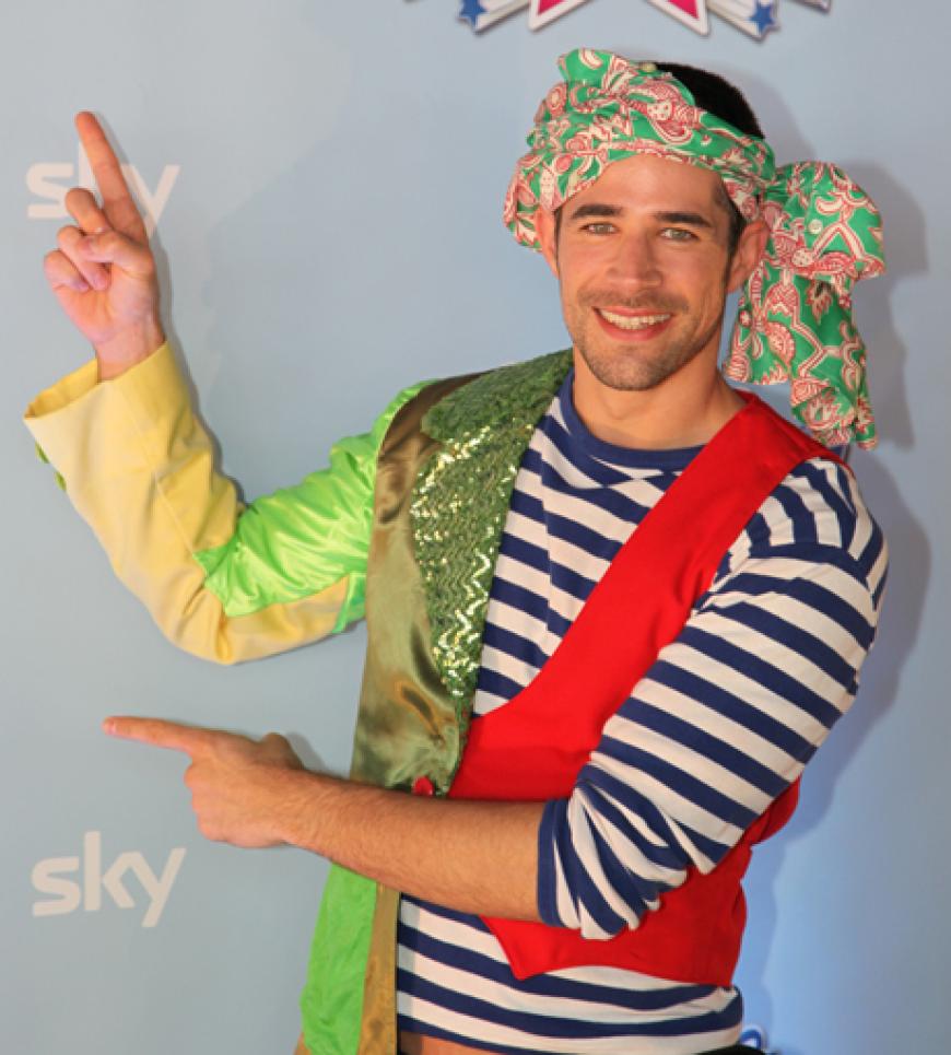 TV-Star Jo Weil im farbenfrohen Outfit