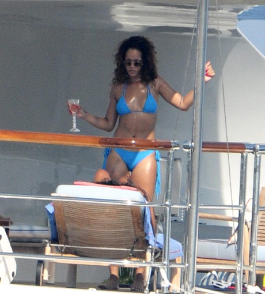 Wer zeigt sich denn hier in einem sexy blauen Zweiteiler? Es ist Popstar Rihanna, die ihren Urlaub vor St. Tropez genießt