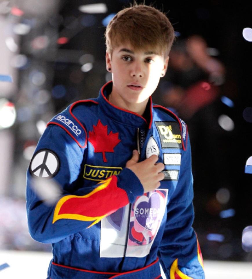 Justin Bieber überreichte einen Award im Renn-Outfit