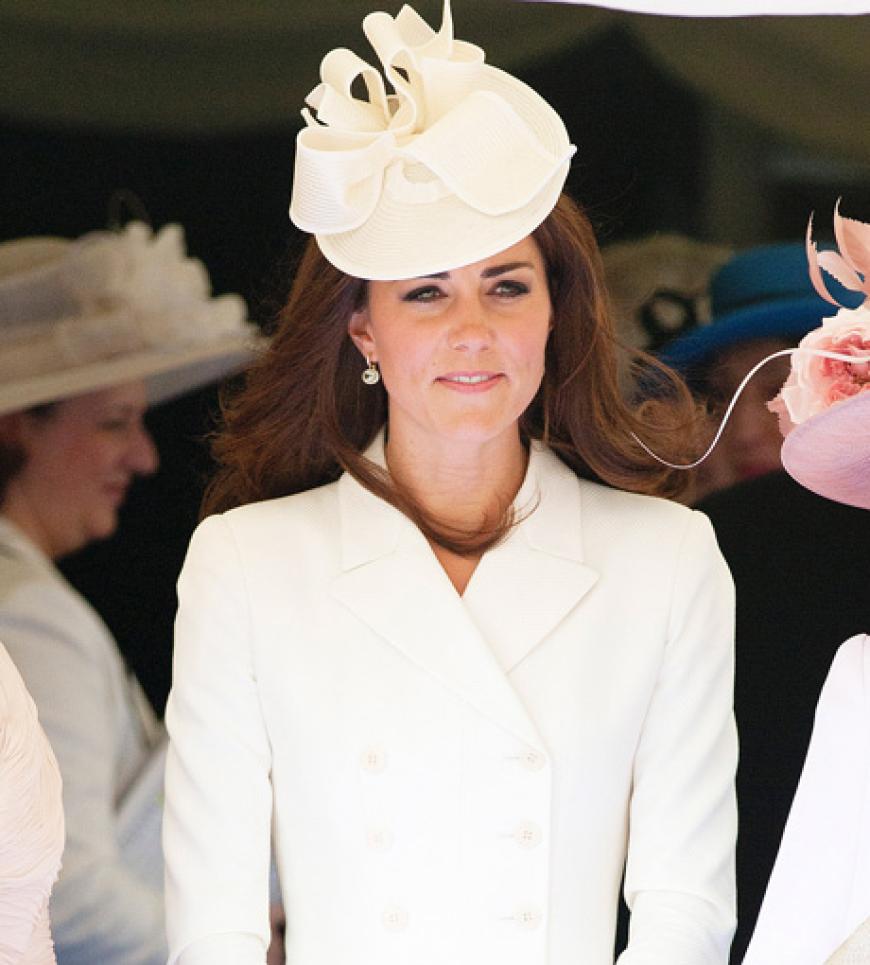 Kate Middleton in Weiß. Ein toller Kontrast zu ihren dunkelbraunen Haaren!