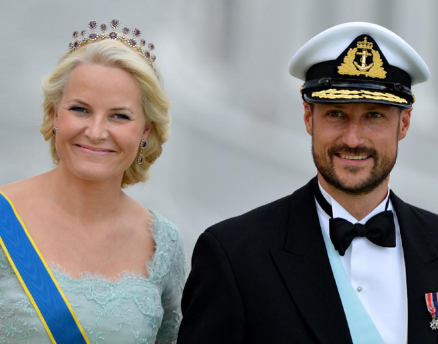 Unter den Gästen: Norwegens Thronfolger Haakon mit seiner Mette Marit