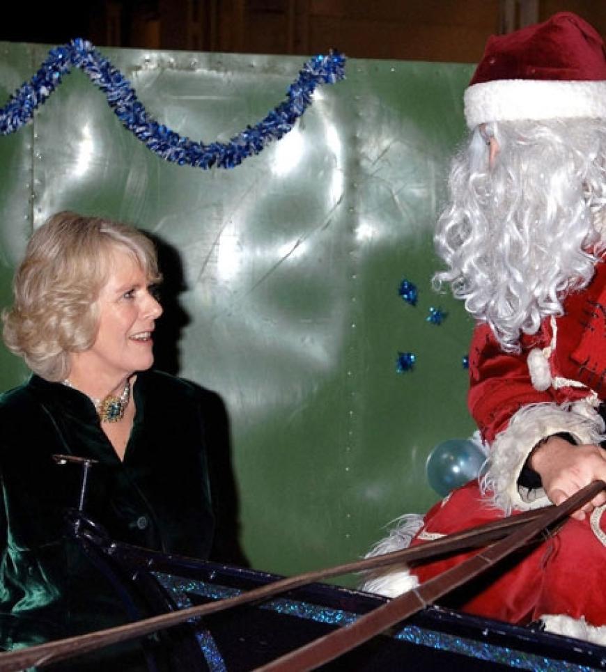 Skeptische Blicke: Camilla Rosemary Mountbatten-Windsor trifft auf einen Weihnachtsmann, der sogar im Schlitten vorfährt