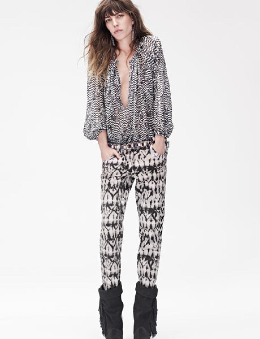 Seidenbluse 79,95 Euro, Hose 79, 95 Euro,´ ´ Lederstiefel 199 Euro, Ohrringe 95,95 Euro