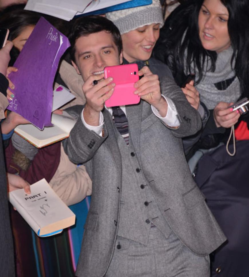 Trotz eisiger Temperaturen nahm sich Josh Hutcherson Zeit für seine Fans, die teilweise Stunden auf ihren Star gewartet hatten