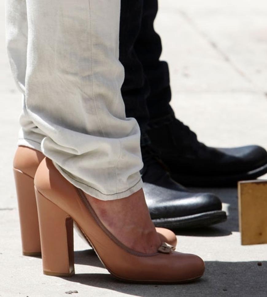 Katie Holmes trägt hohe Absätze, dabei überragt sie ihren Mann auch ohne Schuhe