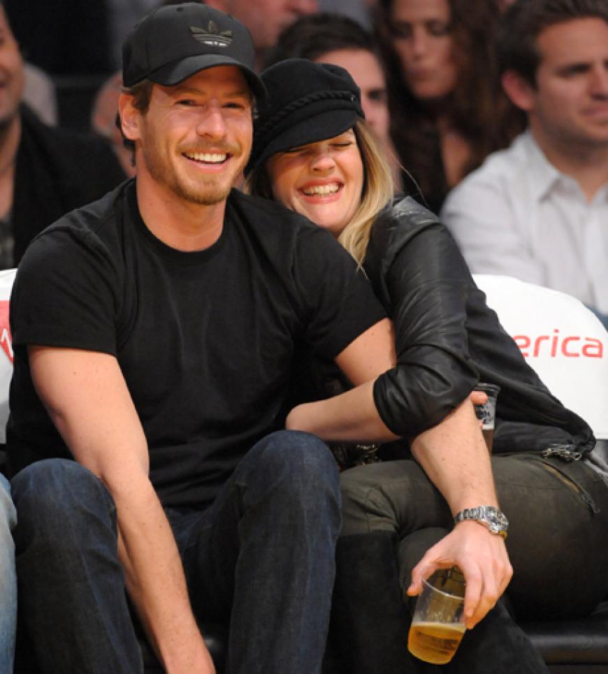 Drew mit ihrem Freund Will Kopelman turtelnd beim Basketball