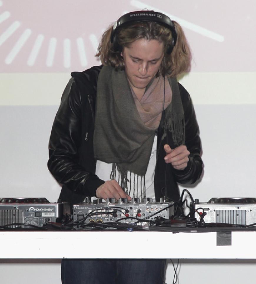 ... mischte zu später Stunde an den Turntables