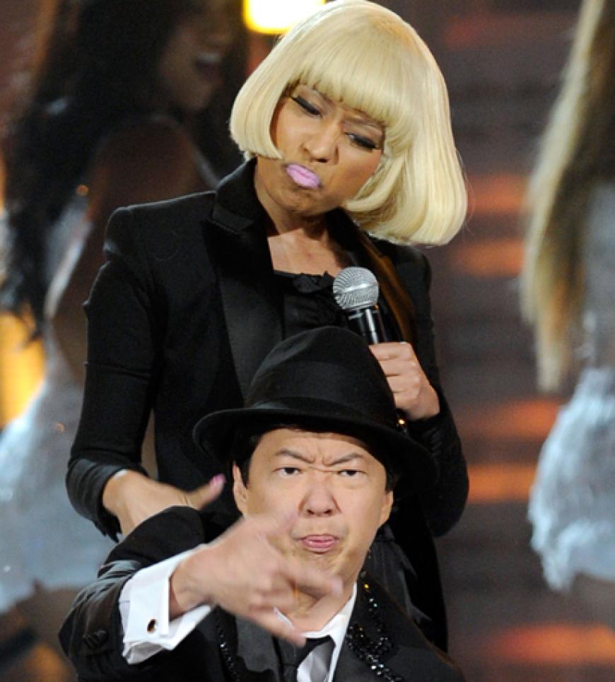 Auch Gastgeben Ken Jeong wurde von Nicki Minaj nicht verschont und in die Performance mit eingebunden