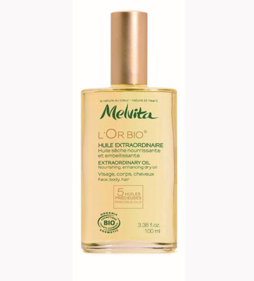 Die feine Textur dieses Bio Trockenöls von Melvita verleiht der Haut einen leichten Satinschimmer und versorgt Haut, Gesicht und Haare mit Nährstoffen.