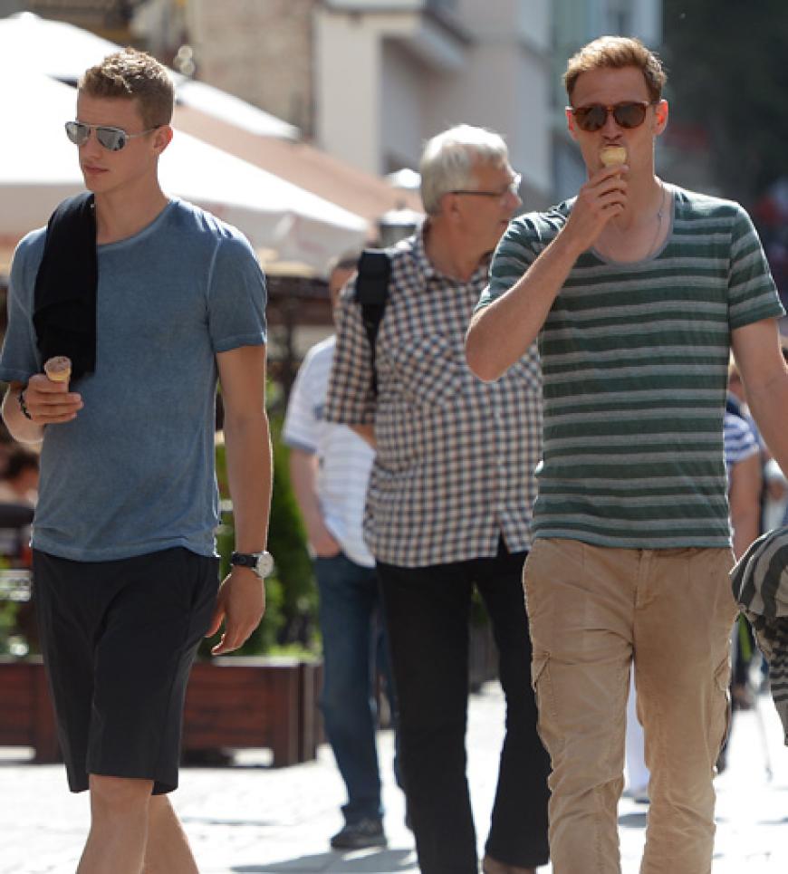 Pilotenbrille, Shorts und T-Shirts: Fast unerkannt schlendern Lars Bender und Benedikt Höwedes durch Sopot