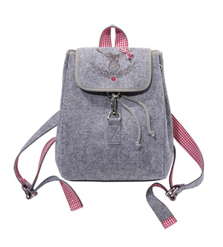 Mal was anderes. Statt einer kleinen Umhängetasche nehmen wir dieses Jahr einen Filzrucksack mit! Rucksack von s. Oliver ca. 40 Euro