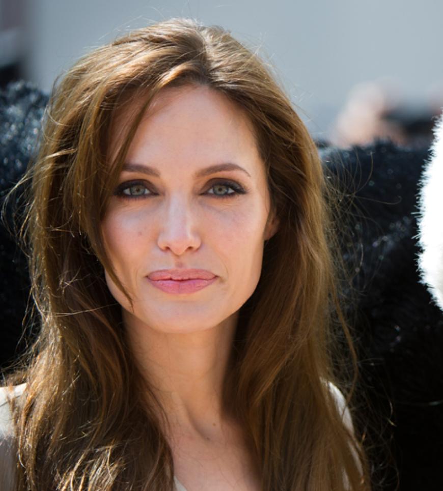 Angelina Jolie ist da! Auf ihren Auftritt haben wir lange gewartet - bereits an Tag 2 zeigte sich die schöne Hollywood-Diva auf dem Roten Teppich - leider ohne Lebenspartner Brad Pitt