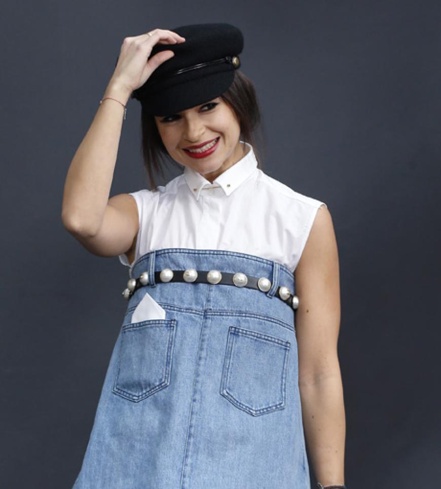 Stilikone Miroslava Duma in einem Jeans-Bustier-Kleid mit Perlendetails