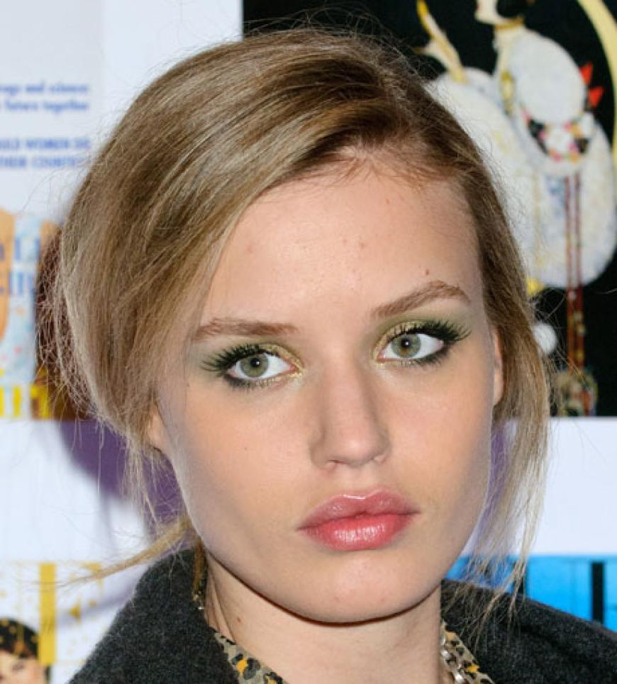 TREND No. 2: EYESHADOW IN KHAKI und BRONZE Georgia May Jagger hat alles richtig gemacht: Zum Lidschatten in Khakitönen bleibt das restliche Make-up lieber dezent