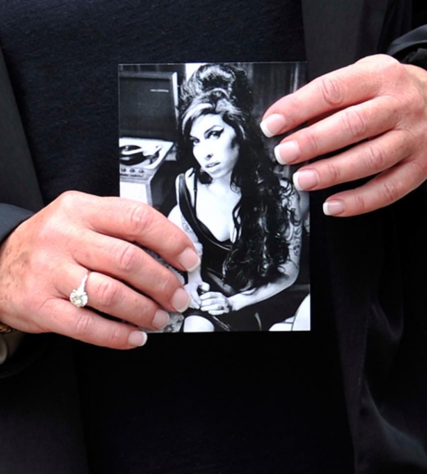 Amy Winehouse wurde am Samstagnachmittag, 23.7., leblos in ihrer Wohnung aufgefunden. Die Todesursache soll erst im Oktober aufgeklärt werden. Die Sängerin wurde nur 27 Jahre alt