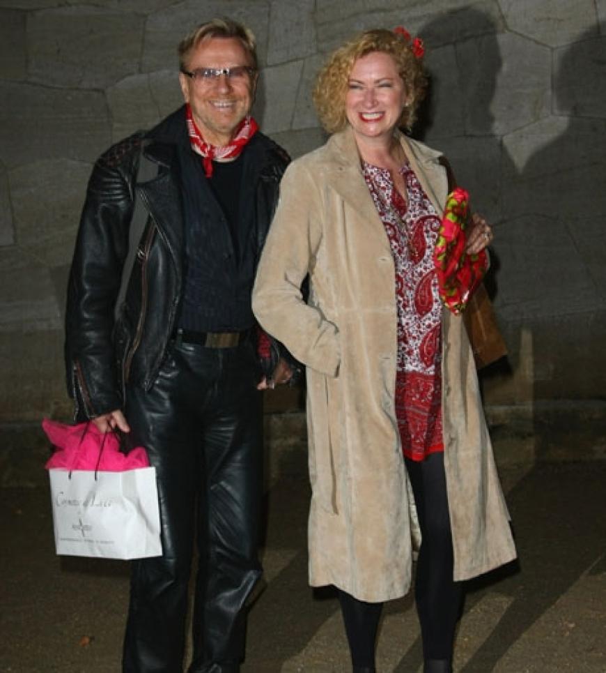 Visagist René Koch und Kabarettistin Gabi Decker hatten die Hochzeitsgeschenke in der Hand