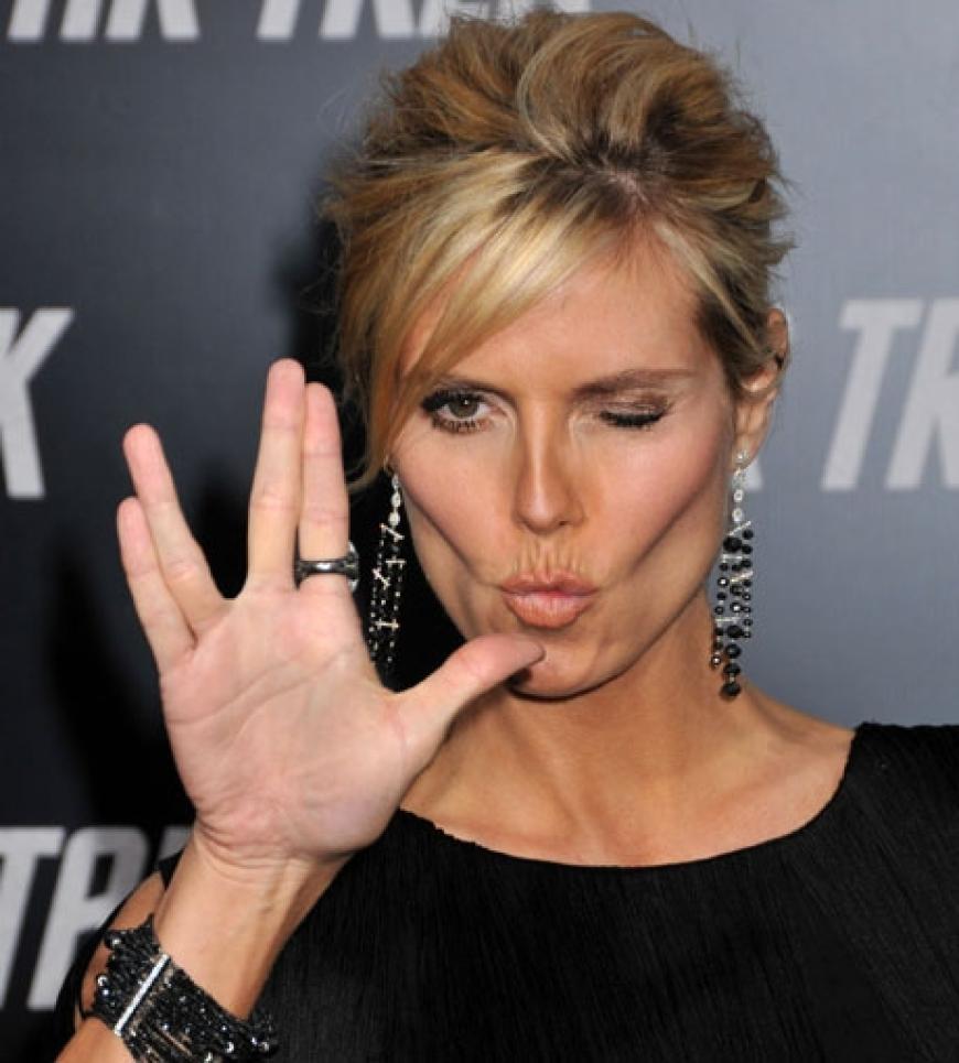 Heidi Klum übt den Vulkanier-Gruß