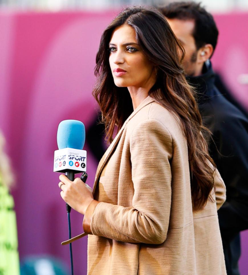 Die bildhübsche Reporterin war beim Spiel Italien-Spanien ihres Liebsten vor Ort