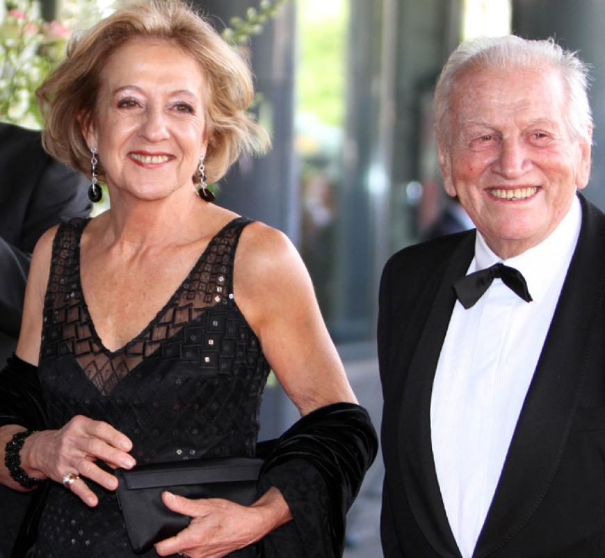 Máximas Eltern: MarÃa del Carmen Cerruti und Jorge Zorreguieta. Seinetwegen war Máximas Hochzeit umstritten, denn der ehemalige argentinische Politiker soll ein Komplize des Ex-Dikatoren Jorge Videla gewesen sein, unter dem zahlreiche Regimegegner verschwanden. Er wird auch nicht an der Krönung seiner Tochter teilnehmen