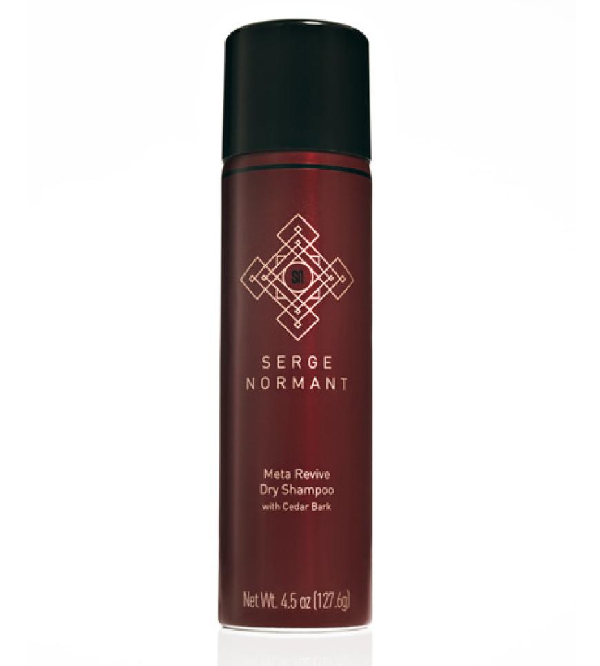 Julia Roberts schwört darauf und wir können auch nicht mehr ohne: Das Trockenshampoo von Star-Stylist Serge Normant sorgt nicht nur für frisch duftendes Haar, sondern auch für extra Fülle und Griffigkeit: âMeta Revive Dry Shampoo