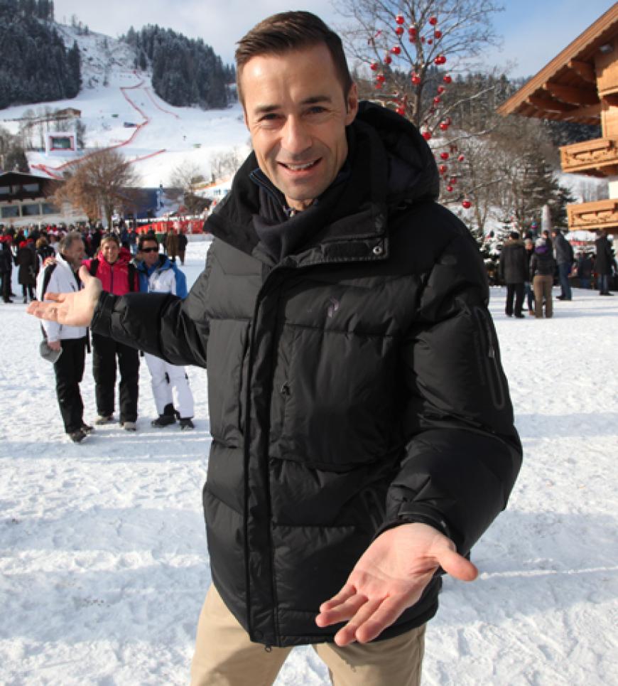 Winter-Wonderland: Moderator Kai Pflaume genießt die Atmosphäre bei eiskalten Temperaturen und strahlendem Sonnenschein