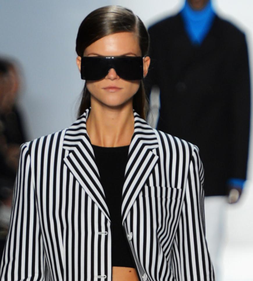Wir sehen schwarz-weiß! Ein absolutes Must-have im nächsten Herbst ist der coole Grafik-Blazer von MK.