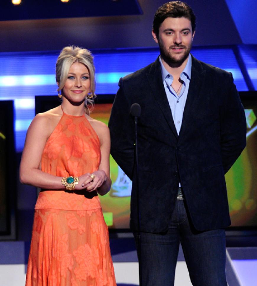 Julianne Hough stand gemeinsam mit Chris Young für eine Laudatio auf der Bühne