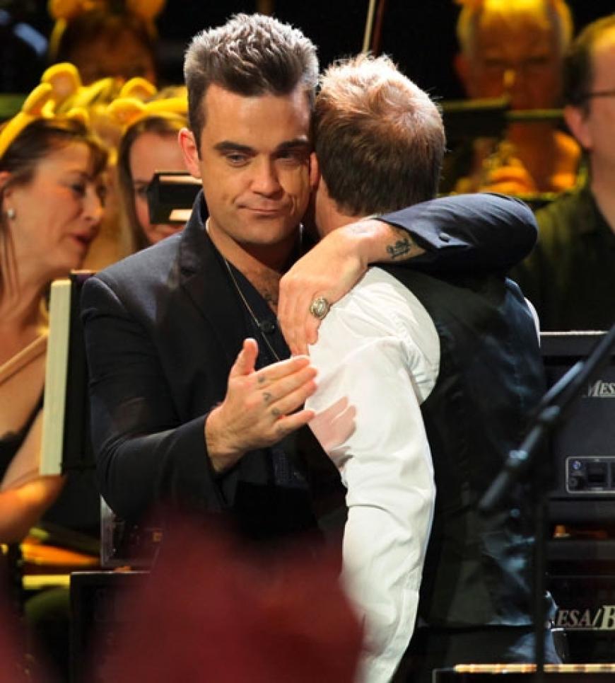 Endlich! Sie haben sich versöhnt. Robbie Williams und Gary Barlow umarmen sich vor 4.500 Fans in der Royal Albert Hall in London