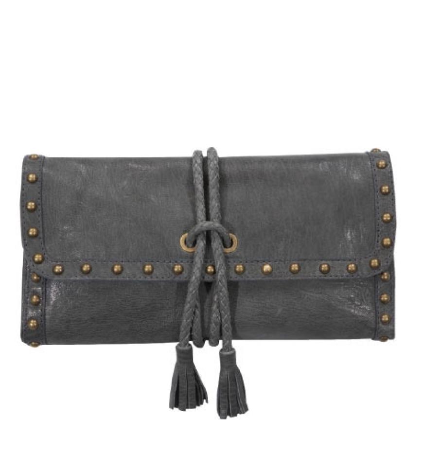 Zum Ausgehen: Pochette mit Nieten und Kordelverschluss von Massimo Dutti, ca. 90 Euro