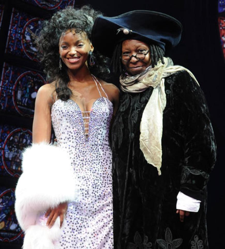Grandiose Premiere! Whoopi Goldberg gratuliert Schauspielerin Zodwa Selele (als Deloris von Cartier) zur gelungenen Vorstellung