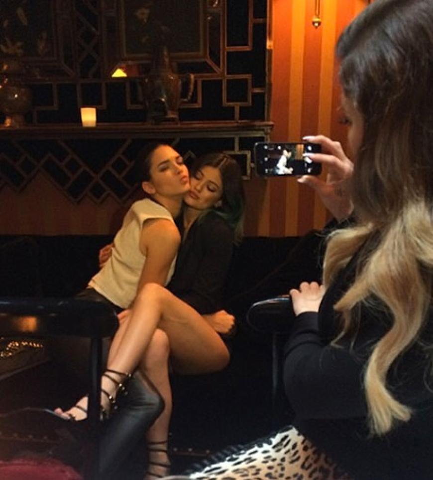 Auch Kims jüngere Modelschwestern Kylie (l.) und Kendall (r.) waren mit von der Partie