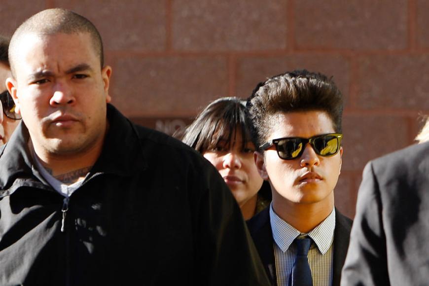 Statt Scharen von Fans begleitete ihn sein Bodyguard