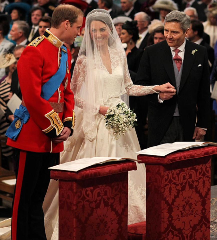 Kate hält sich an ihrem Vater fest