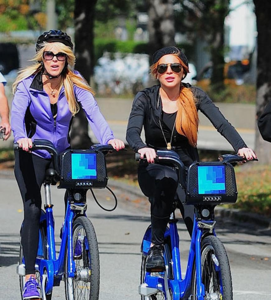 LiLo und Dina Lohan genießen die Herbstsonne auf dem Sattel