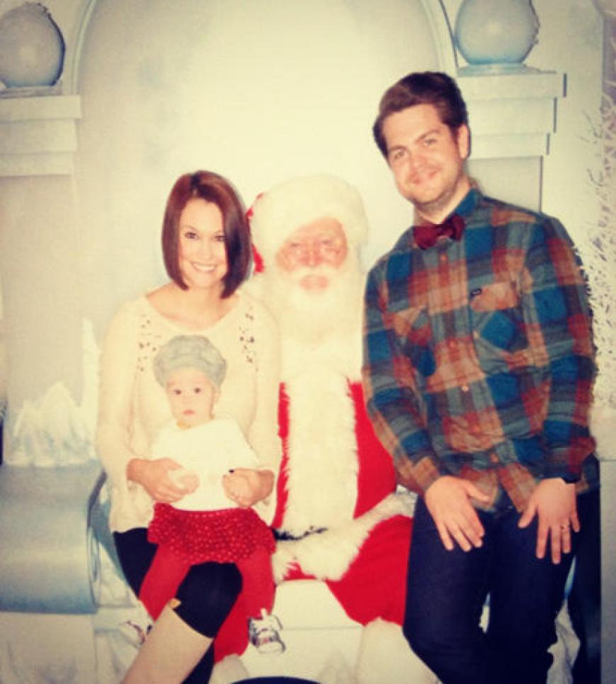 Weihnachten steht vor der Tür! Für Jack Osbourne und Ehefrau Lisa Stelly ist es das erste Weihnachtsfest mit ihrer schnuckeligen Tochter Pearl Clementine. Hier lernt sie gerade den Weihnachtsmann kennen