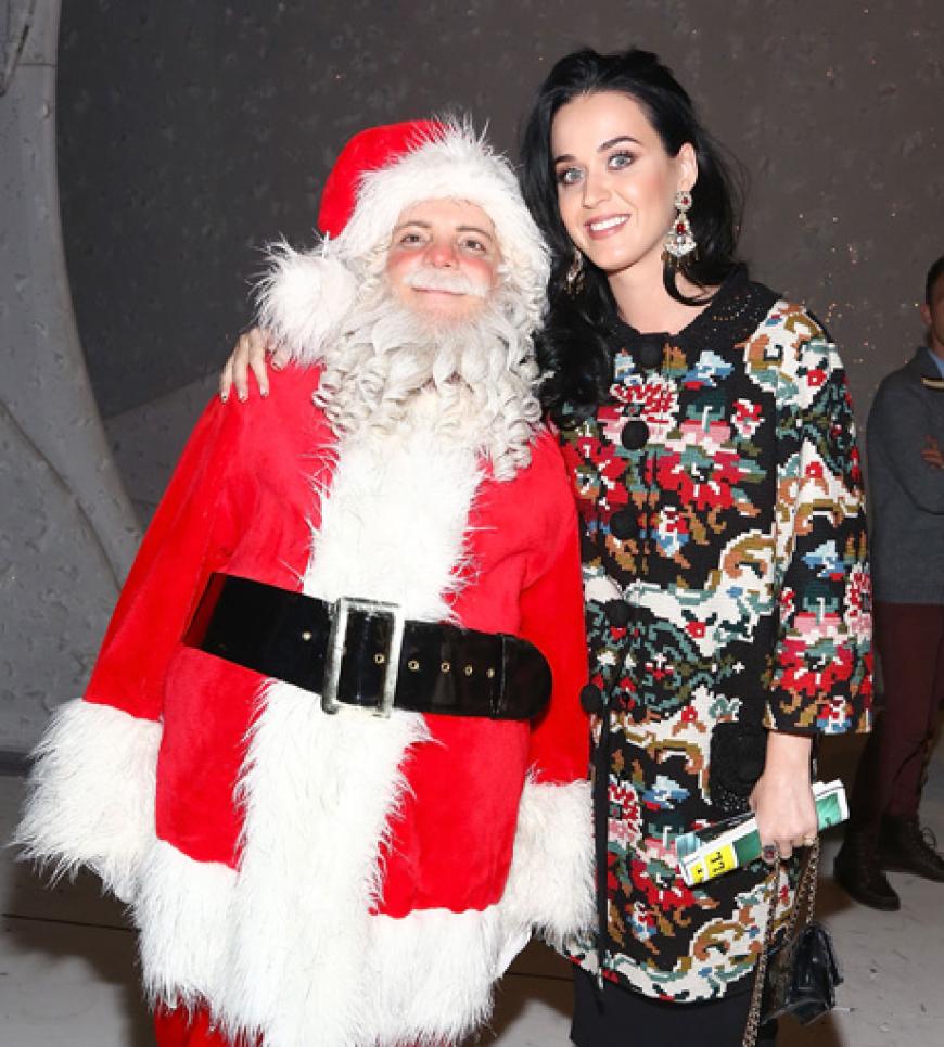 Ob Katy Perry sich vom Weihnachtsmann ein paar neue Kleider gewünscht hat? Besser wäre es, denn in diesem trutschigen Mantel von Dolce & Gabbana macht die Sängerin keine gute Figur.