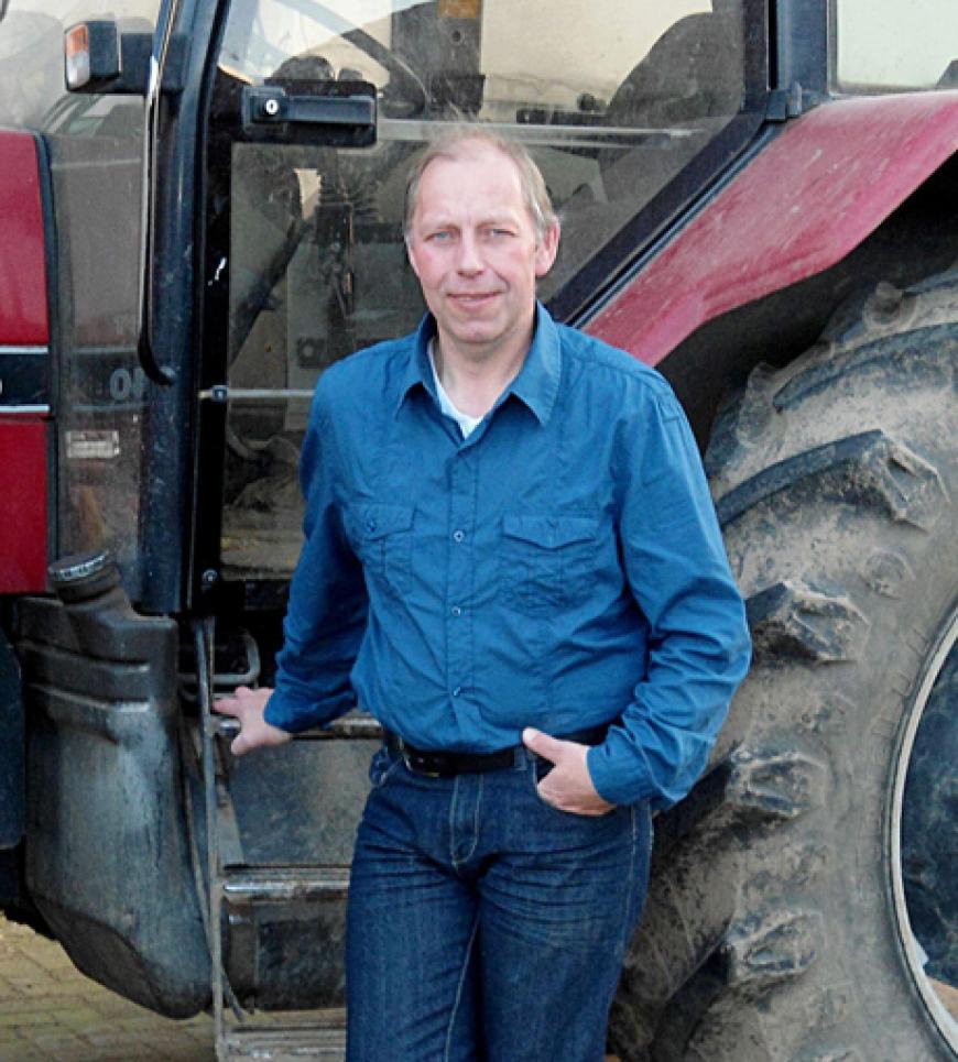 Rainer der fröhliche Niedersachse
Alter: 43
Rainer lebt mit seinem Vater auf einem Hof im idyllischen Landkreis Osnabrück. Seit dem Tod seiner Mutter vor zwei Jahren kümmert sich der warmherzige Bauer zusätzlich liebevoll um seinen 83jährigen Vater und den gemeinsamen Haushalt.