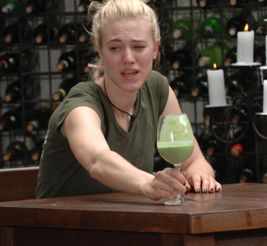 Die vierte Runde besteht aus 'Grüner-Würgrunter' - pürierte Käsefrucht. Immerhin probiert Larissa kurz. Abermals leert jedoch Melanie als einzige das Glas