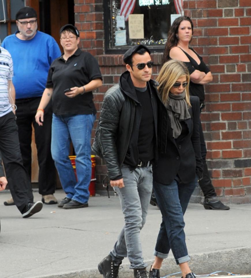Ein verliebtes Pärchen in New York - an sich nichts besonderes. In diesem Fall dreht sich allerdings doch jeder um. Denn hier handelt es sich um ein Hollywood-Paar der Extraklasse: Justin Theroux und Jennifer Aniston schlenderten gemeinsam durch den Big Apple