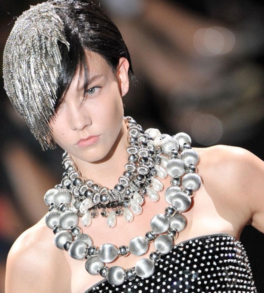 Opulenter Schmuck in Metallic-Optik und schwarze Kleidung gab es bei Armani zu sehen