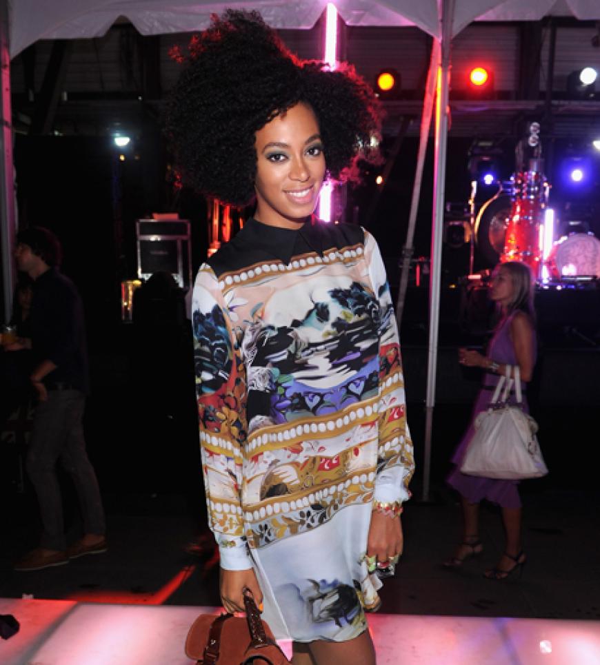 Beyoncés Schwester Solange erschien stilecht in Mulberry zur Mulberry-Präsentation