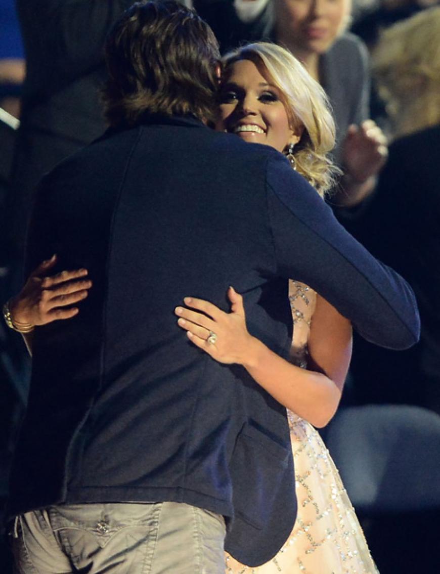 Große Freude bei Carrie Underwood, die ihren Mann Mike Fisher gar nicht mehr los lassen wollte. Der Country-Star bekam einen Award in der wichtigen Kategorie