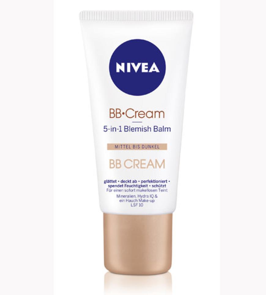 Die Nivea BB Cream eignet sich super zum Abdecken kleinerer sowie größerer Hautunreinheiten und pflegt die Haut spürbar. Sie passt sich zusätzlich sehr gut dem Hautton an, so sieht man frisch aber nicht zugekleistert aus. 50 ml, ca. 8 Euro