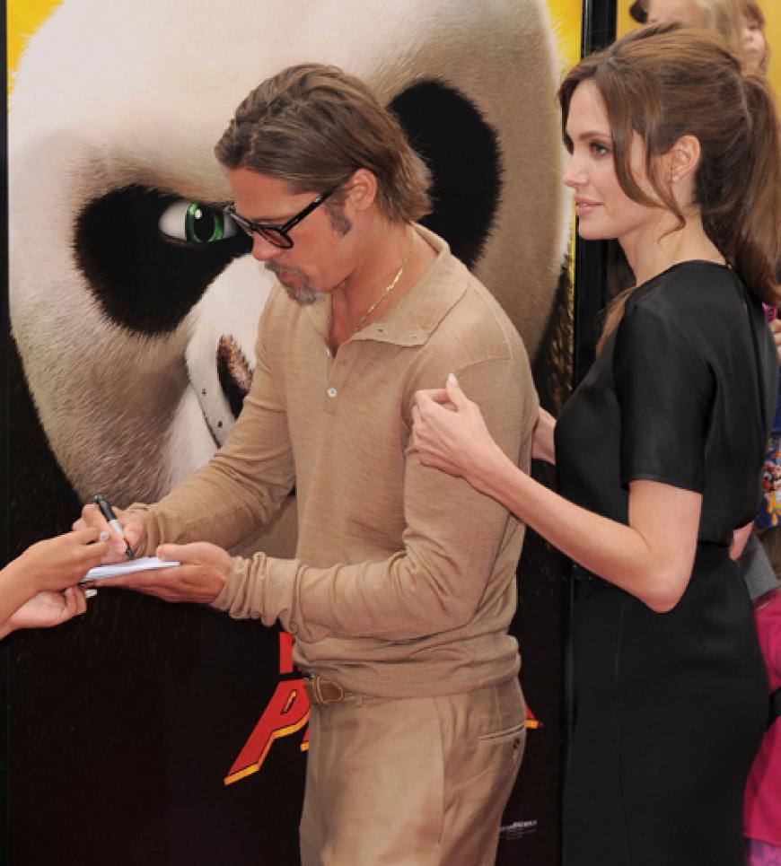 Selbst beim Autogramme-Schreiben ließ Angelia Jolie ihren Brad nicht aus den Augen
