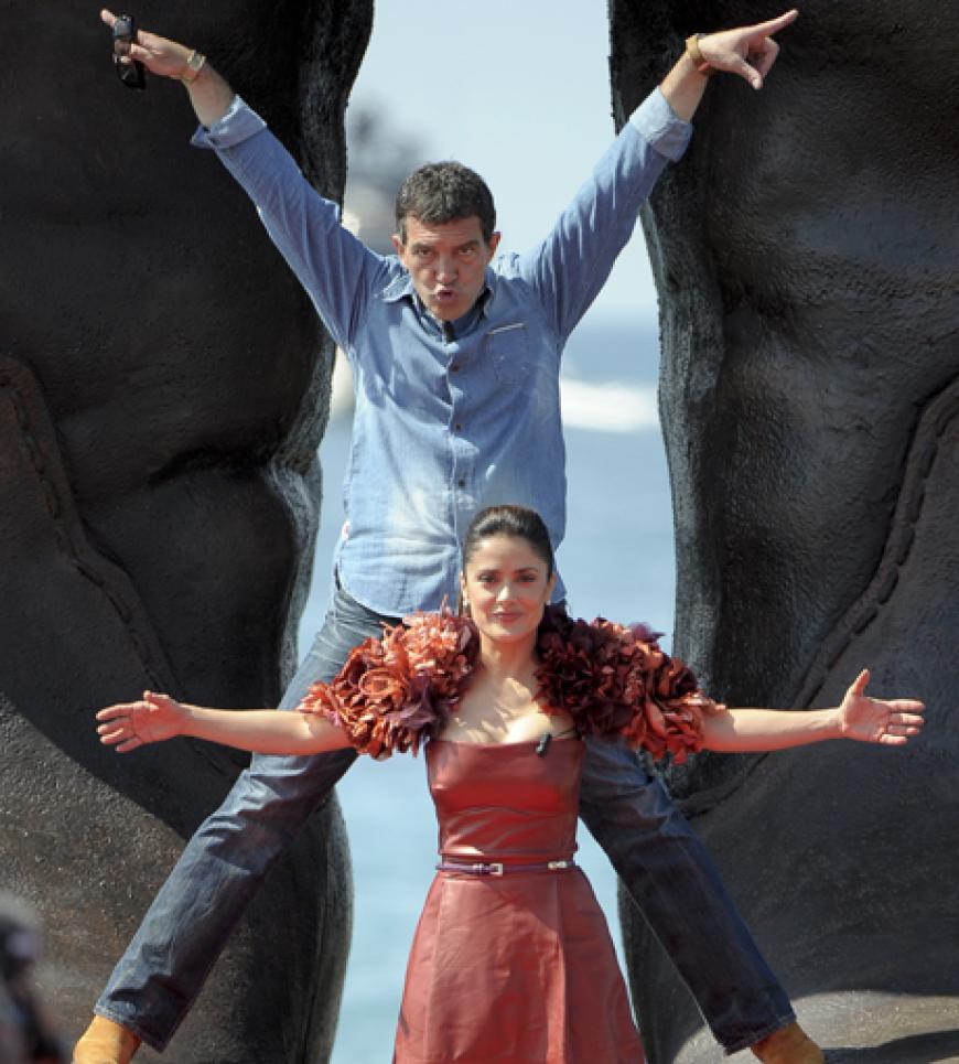 Antonio Banderas und Salma Hayek haben sichtlich Spaß und posieren lustig für die Kameras