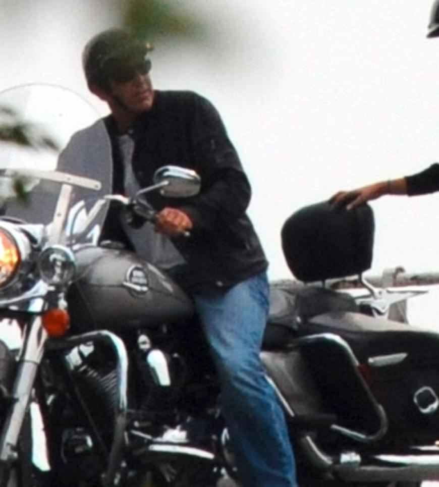 Pause: Momentan muss Clooney auf sein geliebtes Hobby verzichten. Er hat sich bei einem Motorrad-Unfall die Hand gebrochen