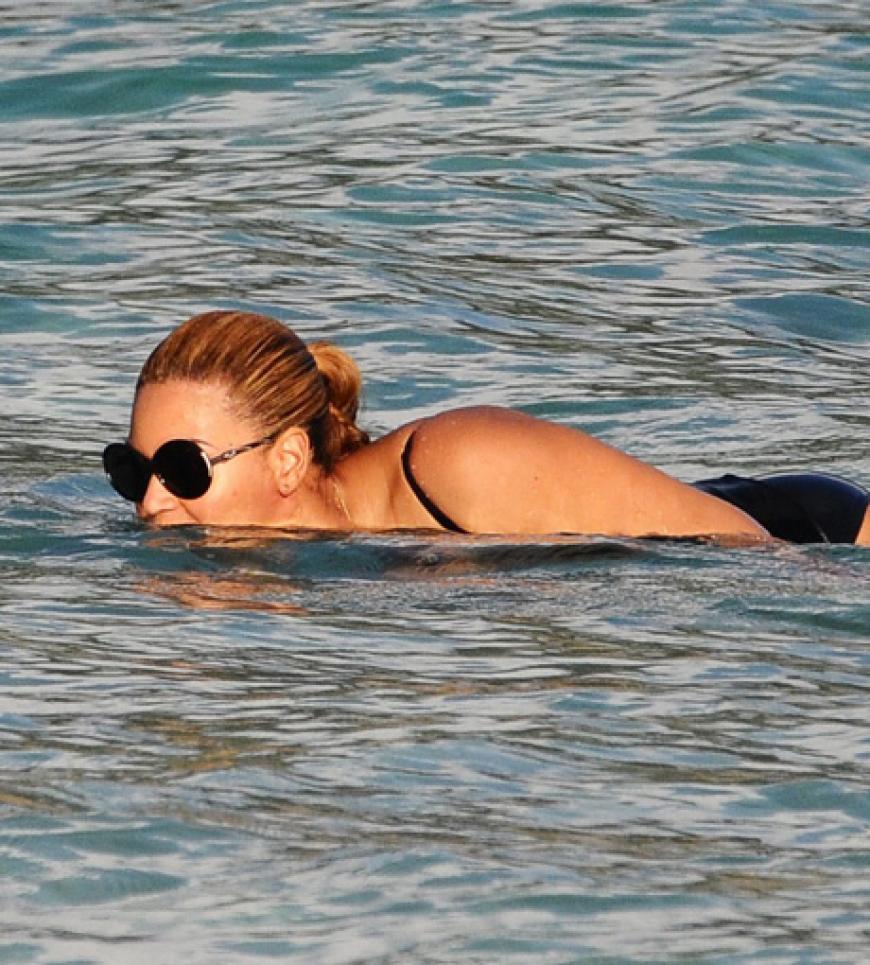Abtauchen ist nicht! Beyoncé Knowles genießt das kühle Nass vor der begehrten Promi-Insel