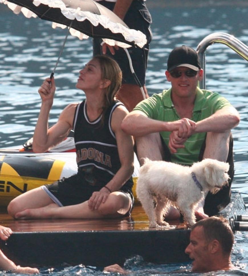Madonna schützt sich mit einem Schirm vor der Sonne
